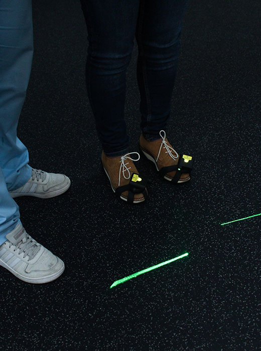 Laser & Light Gait Training 5 Laser & Light Gait Training - Sistema de pistas para treino de marcha em passadeira, em ginásio e deambulação livre em campo aberto e espaços fechados.